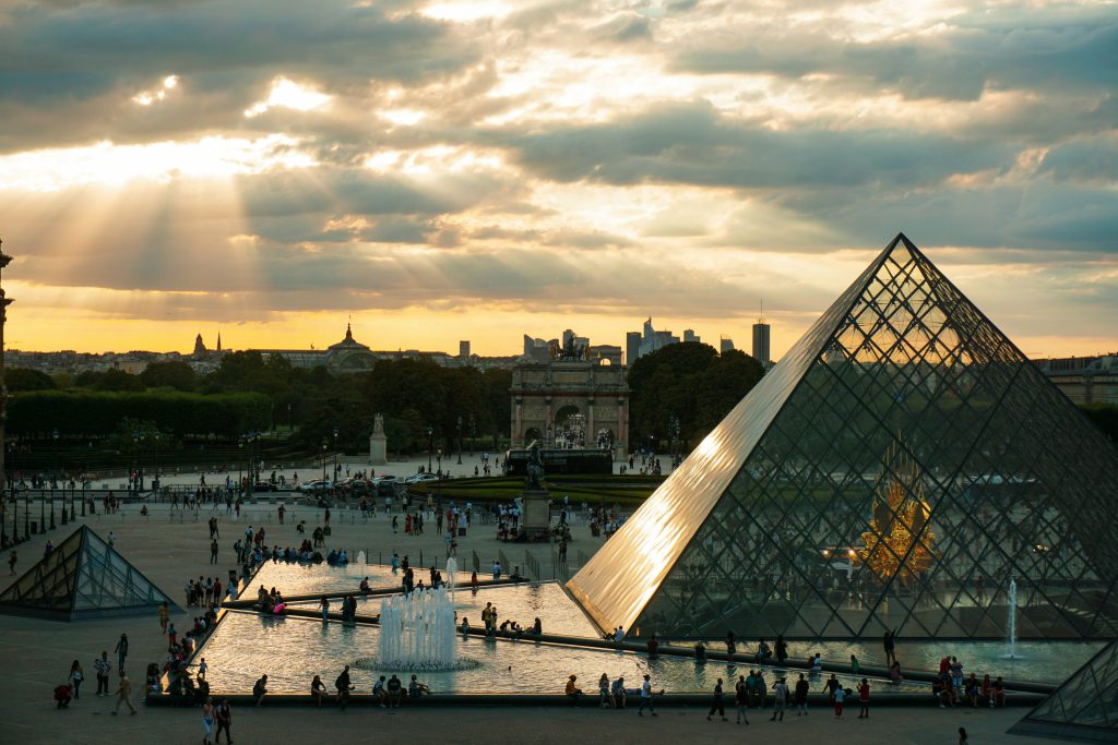 Image de la pyramide du Louvres et de ses alentours.